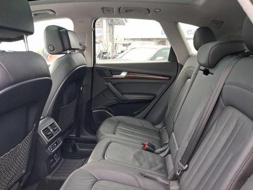Florett Silver Metallic 2019 Audi Q5 2.0T Premium Plus