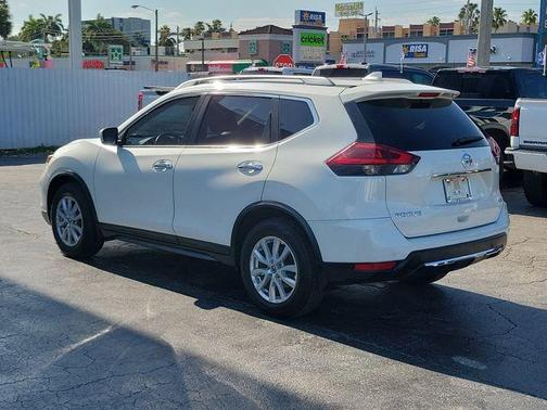 White 2019 Nissan Rogue SV