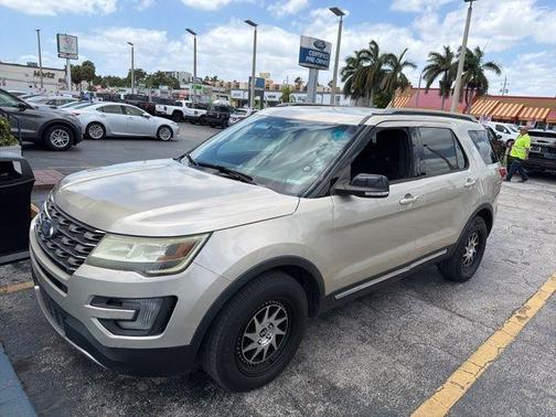 White Gold Metallic 2017 Ford Explorer XLT