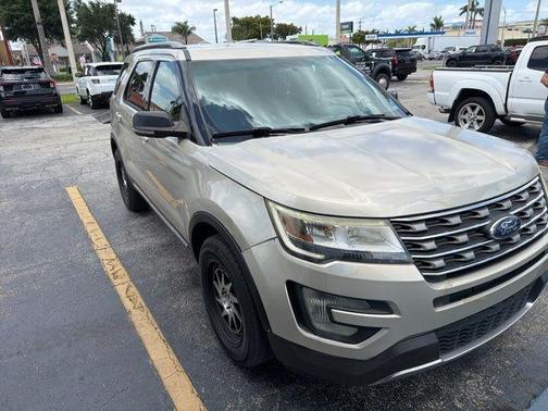 White Gold Metallic 2017 Ford Explorer XLT