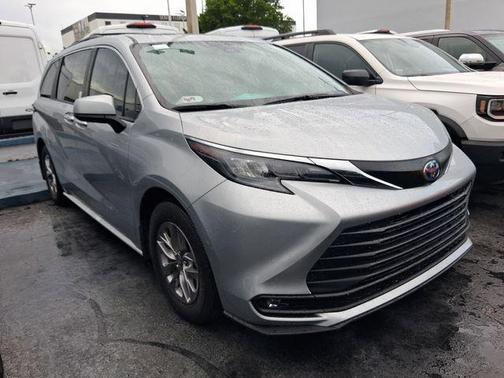 Celestial Silver Metallic 2025 Toyota Sienna XLE