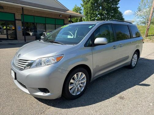 Silver Sky Metallic 2017 Toyota Sienna LE