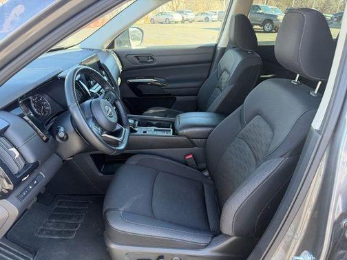 2025 Nissan Pathfinder SV FWD