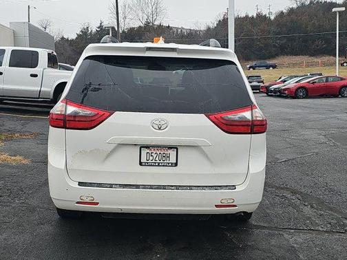 2020 Toyota Sienna LE