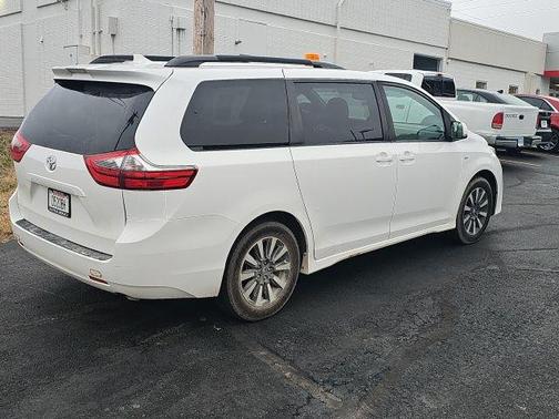 2020 Toyota Sienna LE