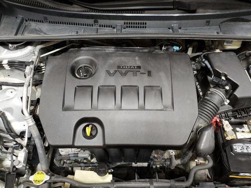 Classic Silver Metallic 2017 Toyota Corolla LE