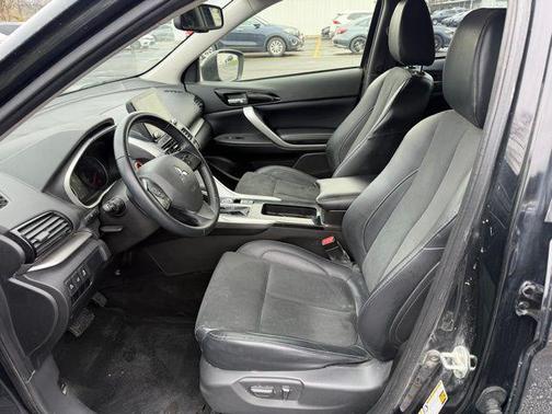 Labrador Black Pearl 2022 Mitsubishi Eclipse Cross SE