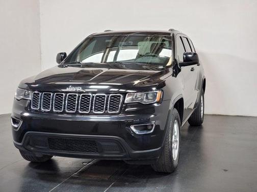 Photo 4 of 31 of 2017 Jeep Grand Cherokee Laredo