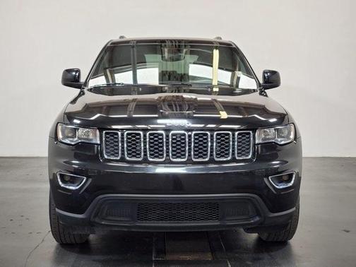 Photo 3 of 31 of 2017 Jeep Grand Cherokee Laredo