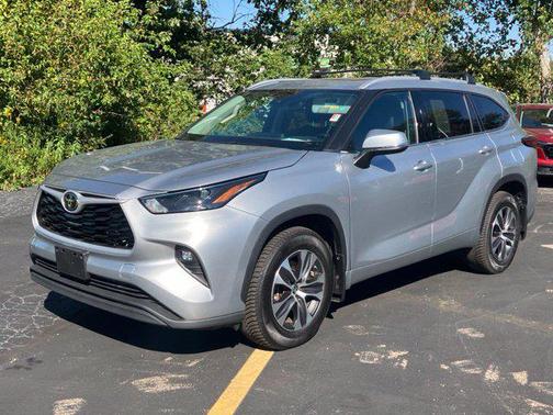 Celestial Silver Metallic 2022 Toyota Highlander XLE