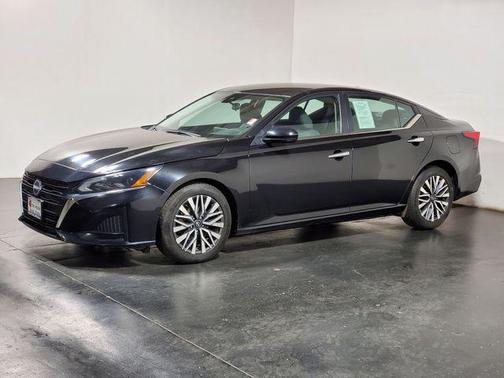 Super Black 2023 Nissan Altima 2.5 SV