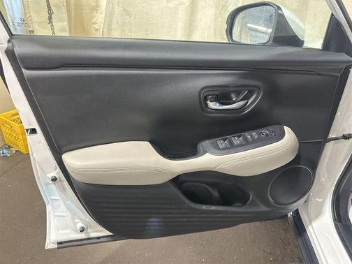 Platinum White Pearl 2024 Honda HR-V LX