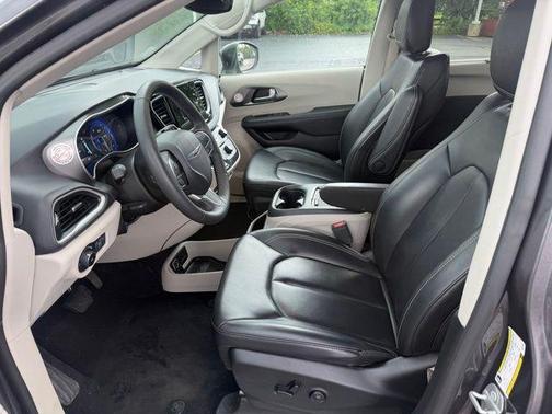 Granite Crystal Metallic Clearcoat 2023 Chrysler Pacifica Touring L