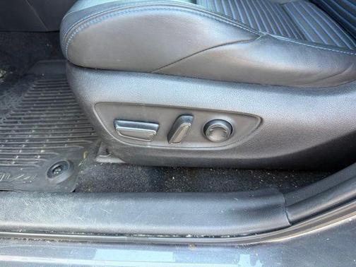 Blizzard Pearl/Midnight Black Metallic 2022 Toyota RAV4 Hybrid SE