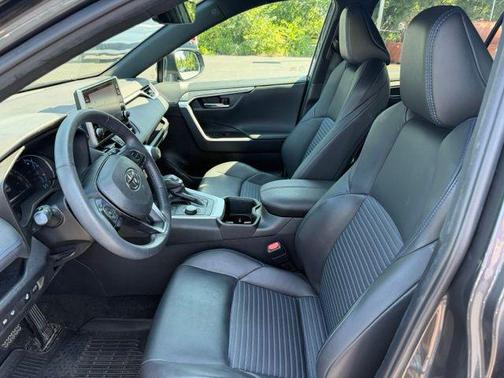 Blizzard Pearl/Midnight Black Metallic 2022 Toyota RAV4 Hybrid SE
