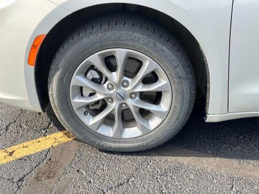 Luxury White Pearlcoat 2021 Chrysler Pacifica Touring L