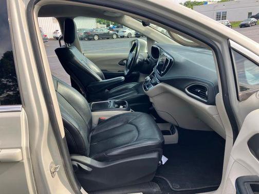 Luxury White Pearlcoat 2021 Chrysler Pacifica Touring L