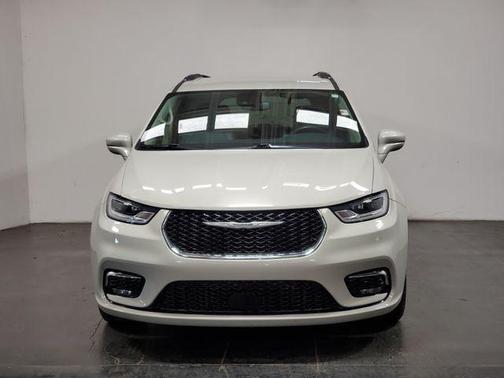 Luxury White Pearlcoat 2021 Chrysler Pacifica Touring L