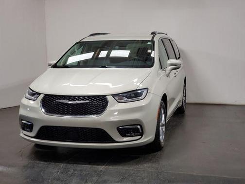 Luxury White Pearlcoat 2021 Chrysler Pacifica Touring L