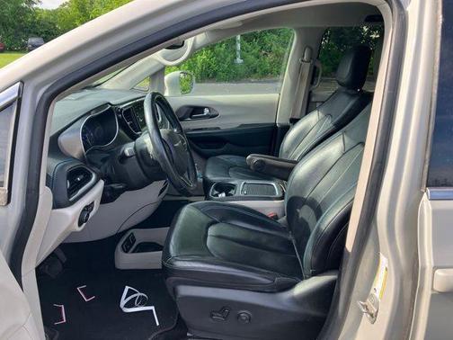 Luxury White Pearlcoat 2021 Chrysler Pacifica Touring L