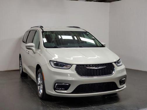 Luxury White Pearlcoat 2021 Chrysler Pacifica Touring L