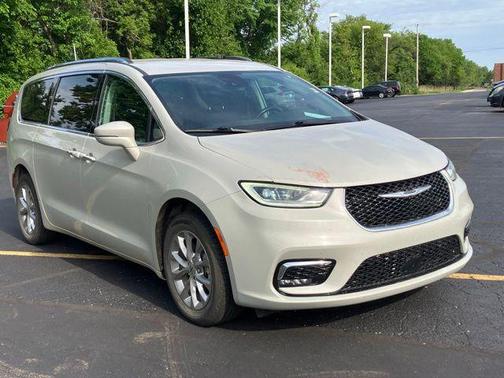 Luxury White Pearlcoat 2021 Chrysler Pacifica Touring L