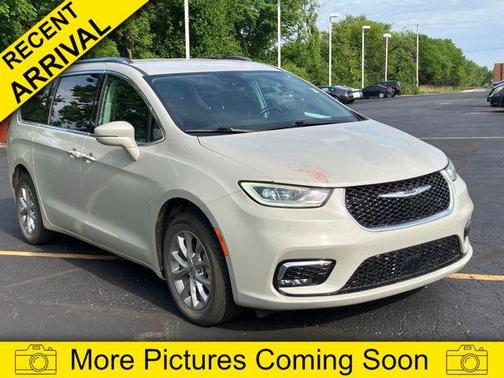 Luxury White Pearlcoat 2021 Chrysler Pacifica Touring L