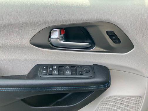 Luxury White Pearlcoat 2021 Chrysler Pacifica Touring L