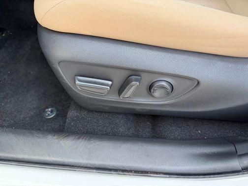 Ice Cap 2023 Toyota RAV4 Hybrid XLE