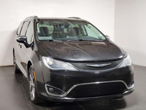 Brilliant Black Crystal Pearlcoat 2019 Chrysler Pacifica Limited