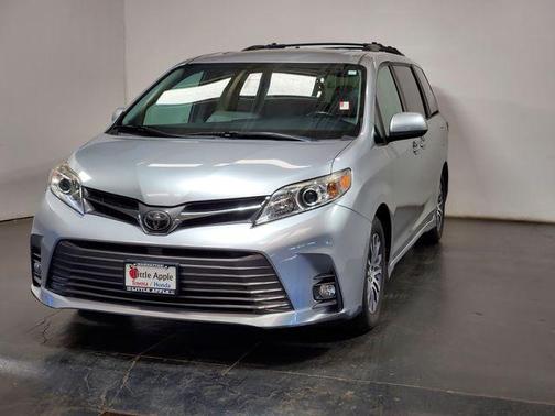 Celestial Silver Metallic 2019 Toyota Sienna XLE