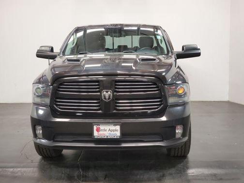 Brilliant Black Crystal Pearlcoat 2016 RAM 1500 Sport