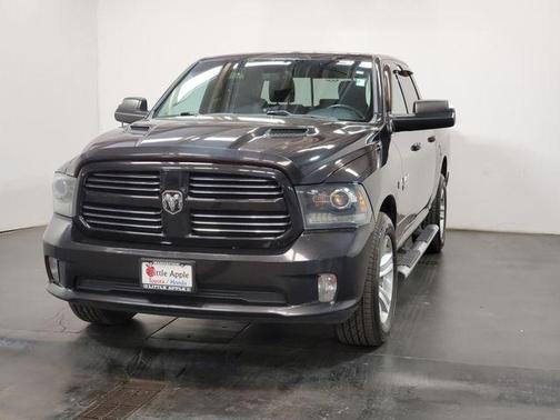 Brilliant Black Crystal Pearlcoat 2016 RAM 1500 Sport