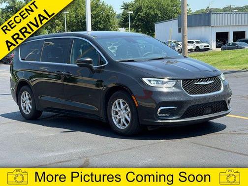 Diamond Black Crystal Pearlcoat 2025 Chrysler Pacifica L