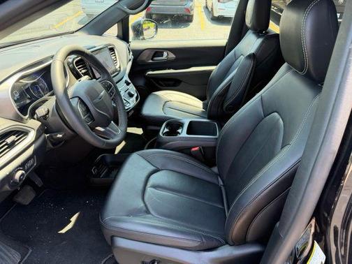 Diamond Black Crystal Pearlcoat 2025 Chrysler Pacifica L