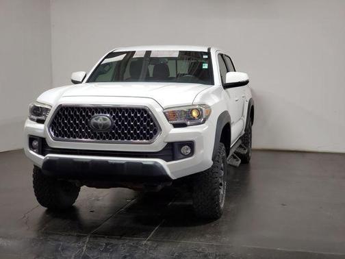 Super White 2018 Toyota Tacoma TRD Sport