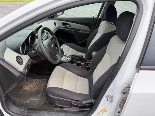 Summit White 2014 Chevrolet Cruze LS