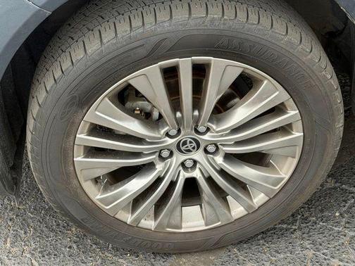 Coastal Gray Metallic 2022 Toyota Venza Limited