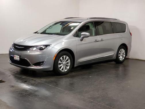 Billet Silver Metallic Clearcoat 2018 Chrysler Pacifica Touring-L