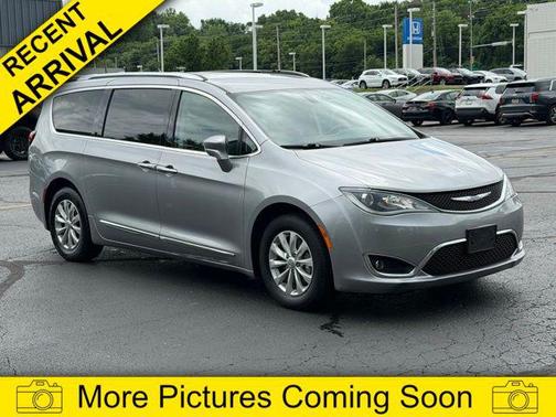 Billet Silver Metallic Clearcoat 2018 Chrysler Pacifica Touring-L
