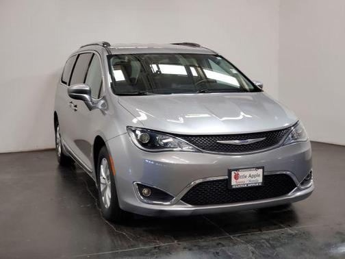 Billet Silver Metallic Clearcoat 2018 Chrysler Pacifica Touring-L