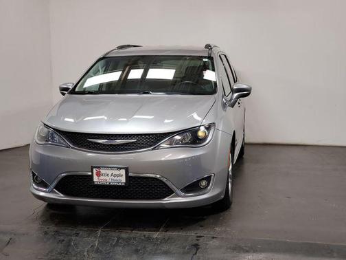 Billet Silver Metallic Clearcoat 2018 Chrysler Pacifica Touring-L