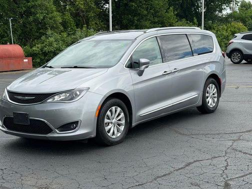 Billet Silver Metallic Clearcoat 2018 Chrysler Pacifica Touring-L