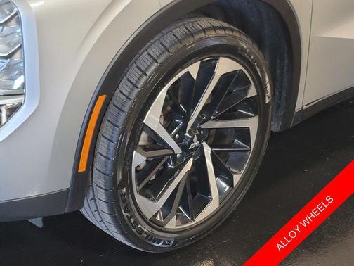 Alloy Silver Metallic 2024 Mitsubishi Outlander SE