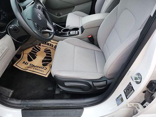 Winter White 2020 Hyundai TUCSON SE