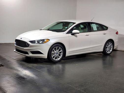 White Platinum 2017 Ford Fusion SE