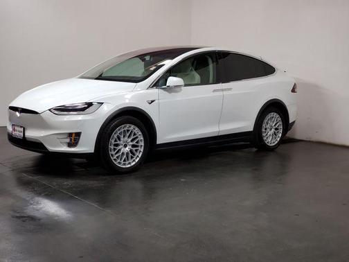Pearl White Multi-Coat 2018 Tesla Model X 75D