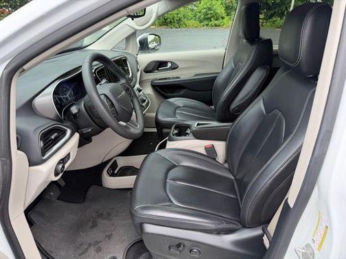 Bright White Clearcoat 2023 Chrysler Pacifica Touring L
