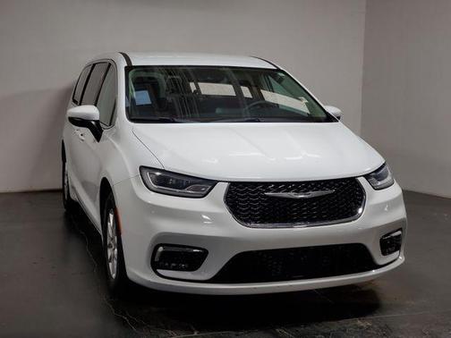 Bright White Clearcoat 2023 Chrysler Pacifica Touring L