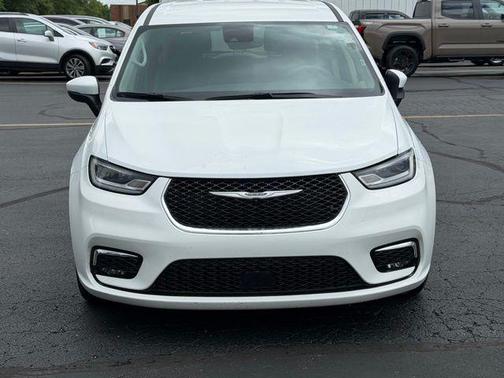 Bright White Clearcoat 2023 Chrysler Pacifica Touring L